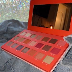 ✨ FRIENDS X REVOLUTION EYE SHADOW PALETTE ✨